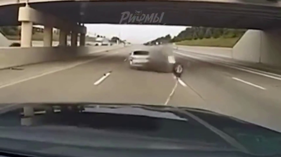 Usa, ecco come fa la polizia a bloccare un'auto rubata in fuga sull'autostrada