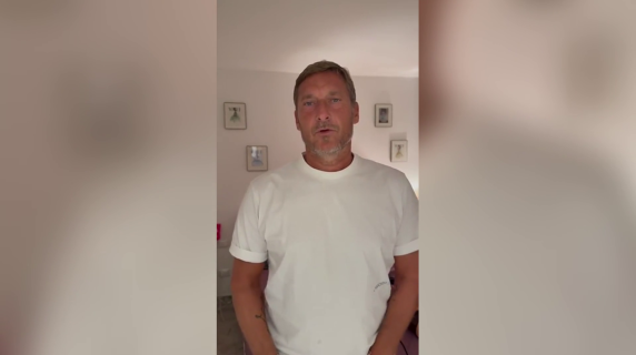Il toccante videomessaggio di Totti al gemello del ragazzo ucciso a Ferragosto: «Non mollare, fallo per me»