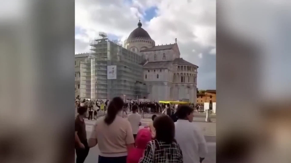 «Faccetta nera» e slogan fascisti: il corteo degli ultrà romanisti in trasferta a Pisa