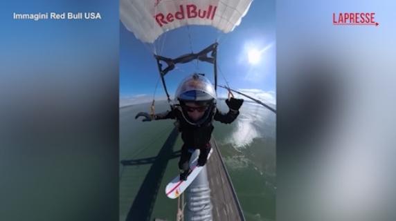 Sean MacCormac, il primo uomo a fare skysurfing sui cavi del Bay Bridge di San Francisco: il video dell'impresa
