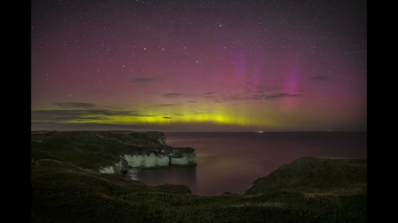 Aurora boreale spettacolare sulle coste inglesi