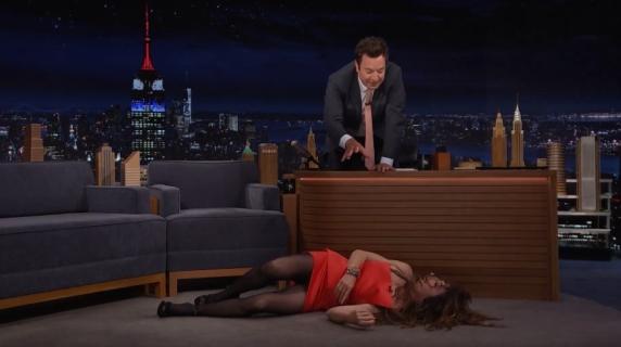 Sabrina Impacciatore e l'incidente linguistico da Jimmy Fallon a The Tonight Show: «Oh mio Dio, ho davvero detto quella parola!?»