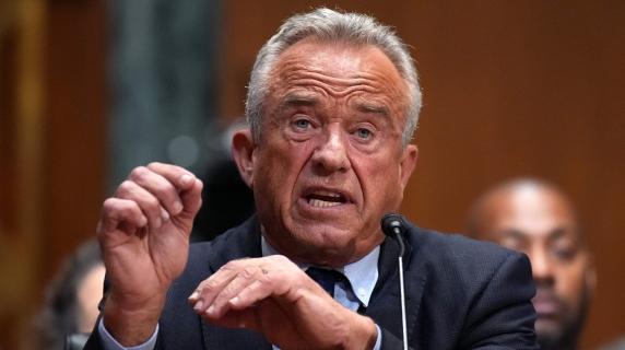 Lite furiosa al Senato Usa sui vaccini: «Kennedy come puoi essere così ignorante? Sei un pericoloso ciarlatano»
