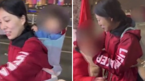 L'influencer cinese finge di non avere soldi con sé, poi dona 7mila euro alla venditrice ambulante in difficoltà: «Così potrai pagare le operazioni al cuore di tuo figlio»