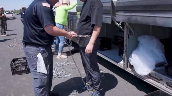 Il raid dell'Ice nello stabilimento Hyundai in Georgia: lavoratori sudcoreani ammanettati e portati via in catene