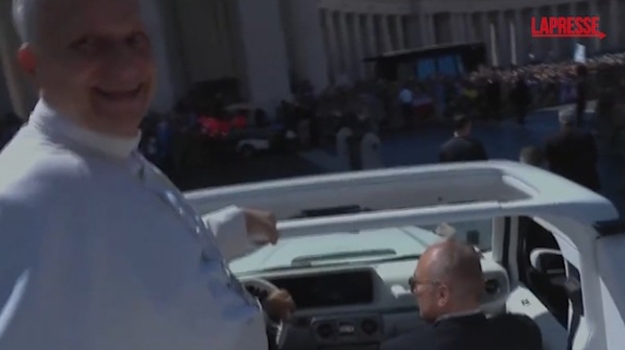 Papa Leone XIV urta il cameraman per prendere al volo un dono lanciato dai fedeli: «Scusa!»