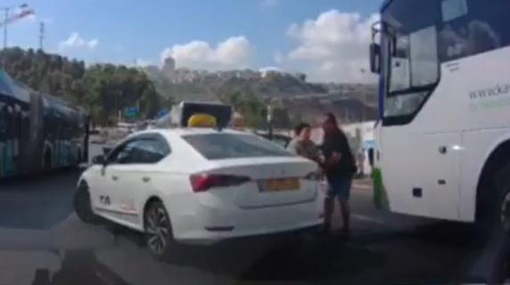 Il tassista sfida i proiettili, non fugge e aiuta un'anziana a scendere dall'auto durante l'attentato a Gerusalemme
