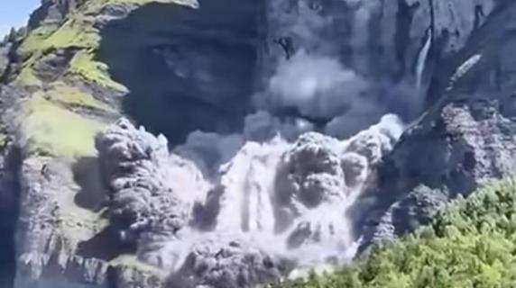Alta Savoia, crolla la montagna: la maxi-frana ripresa in diretta dai turisti