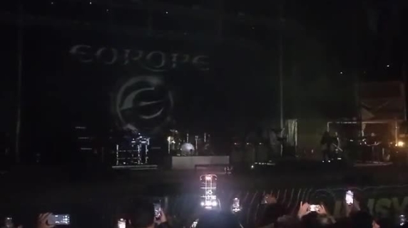 Il finale del concerto degli Europe all'Arena Flegrea di Napoli