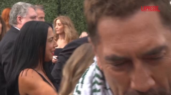 Javier Bardem indossa la kefiah agli Emmy Awards 2025: «Free Palestine»
