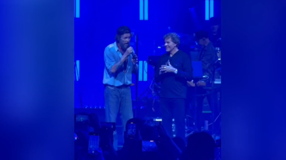 Il concerto a sorpresa di Jovanotti per il compleanno di Renzo Rosso: canta Starman di Bowie reinventando le parole