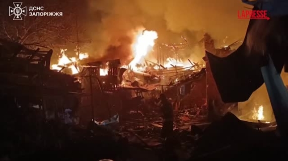 Attacco russo a Zaporizhzhia, in Ucraina: le immagini delle fiamme nella notte