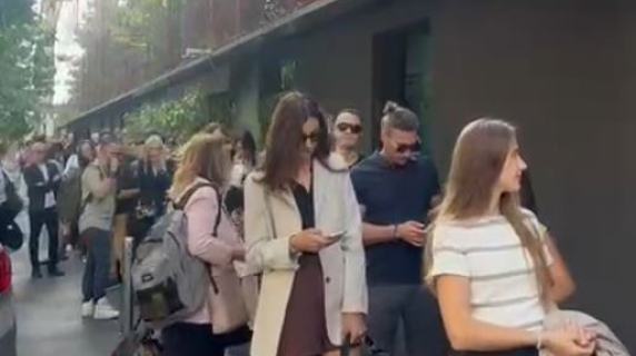 La lunga coda per il casting di «Il Diavolo veste Prada2» a Milano tra mal di piedi e caldo (e in molti sono vestiti come nel film)