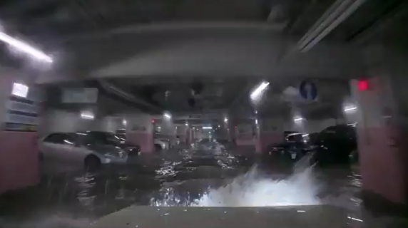 La fuga drammatica dal parcheggio allagato: l'acqua sale sempre più