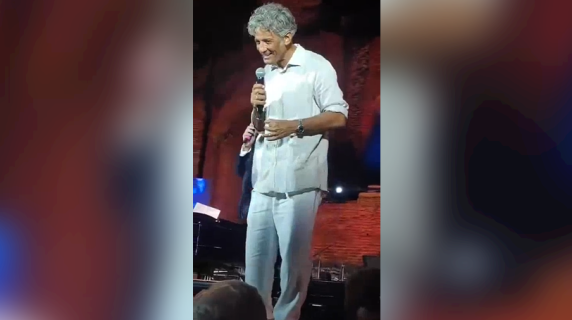 La gag di Fiorello: «Se dovessi andare in guerra, affiderei l'esercito a Cateno De Luca...tutti con i sacchetti dell’umido!»