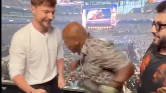 Mike Tyson stende MrBeast con un pugno 