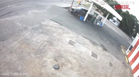 Usa, auto piomba su distributore: il video dello schianto