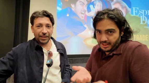 Max Angioni e l'esordio da attore: «Al primo giorno sul set ci sono voluti undici ciak e recitavo nudo»