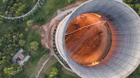 In 10 secondi scompare una torre nucleare: la spettacolare implosione in Tennessee