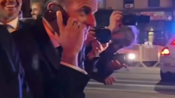 Macron a New York bloccato dal corteo di Trump: «Ehi Donald, mi liberi la strada?»