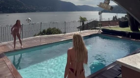 I palleggi a bordo piscina delle calciatrici del Como: i passaggi in acrobazia tra Alisha Lehmann e Ramona Petzelberger