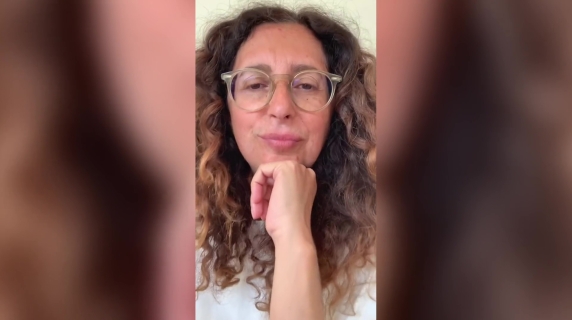 Teresa Mannino e la Flotilla: «Bastava telefonare a Meloni che portava gli aiuti sull'acquascooter con Tajani. I palestinesi non hanno più citofoni? Indirizzate a Pizzaballa, l'unico di cui ci si può fidare»