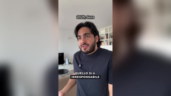 L'ironia di Max Angioni sulle parole di Meloni: «Mettere un fiore nei fucili è da irresponsabili. Rovina solo un'aiuola»