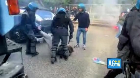 Torino, carica della polizia contro i pro Pal. Lacrimogeni, idranti e un manifestante trascinato a terra