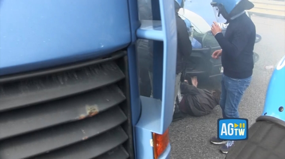 Scontri a Torino al corteo pro Pal, il dettaglio sulla manifestante trascinata e manganellata