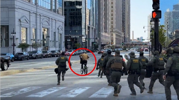 Il rider in bici sfugge alla cattura di un'intera pattuglia di agenti dell'Ice: il video della fuga diventato virale sui social