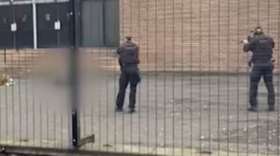 «State indietro, ha una bomba!»: il video della polizia armata fuori dalla sinagoga di Manchester