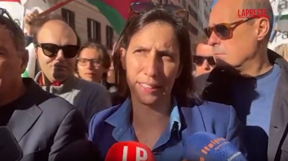 Elly Schlein al corteo di Roma: «Giù le mani dal diritto allo sciopero»