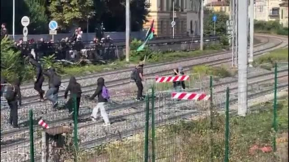 Corteo Flotilla a Firenze, alcuni manifestanti portano delle transenne sui binari dell'Alta Velocità: il video