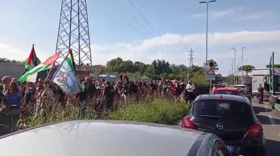 Livorno, lo sciopero e il blocco dell'Aurelia: il video