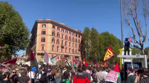 Il corteo per Gaza a Porta Pia: cori contro il vicepremier Salvini