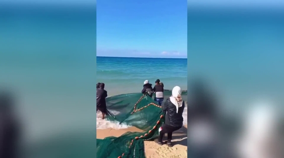 L'Idf impegnata a fermare Flotilla e così a Gaza si torna a pescare, il video diventato virale: «Potremo di nuovo mangiare»