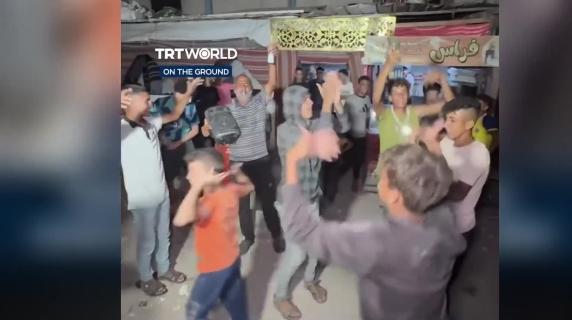 Balli e cori per le strade di Gaza dopo il sì di Hamas al piano di pace: i palestinesi festeggiano