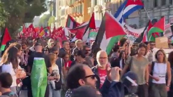 Il grido «Palestina libera» risuona tra i manifestanti al corteo pro Gaza a Roma