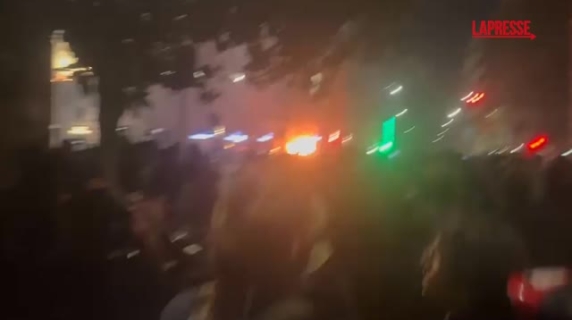 Scontri in via Merulana a Roma dopo il corteo proPal: in fiamme auto della polizia, petardi e fumogeni