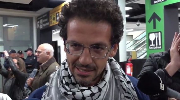 Gli attivisti della Flotilla rientrati in Italia, l'emozione e la denuncia: «Greta Thumberg avvolta nella bandiera israeliana e fatta sfilare»