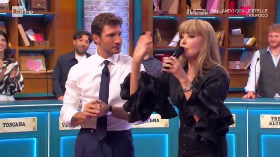 Milly Carlucci annuncia Belen Rodriguez ospite di 'Ballando', De Martino composto: «Ecco, fantastico»