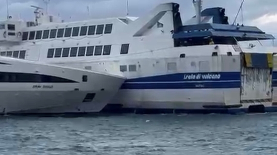 Forte vento a Capri, collisione tra motonave e aliscafo nel porto