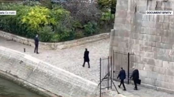 La solitudine di Macron, la lunga camminata lungo Senna a Parigi