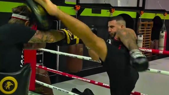 Kickboxing, ecco come il campione del mondo Mattia Faraoni allena il micidiale calcio laterale