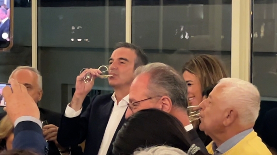 «Chi ci crede vince!»: Forza Italia festeggia Occhiuto con brindisi, cori e il motto di Berlusconi