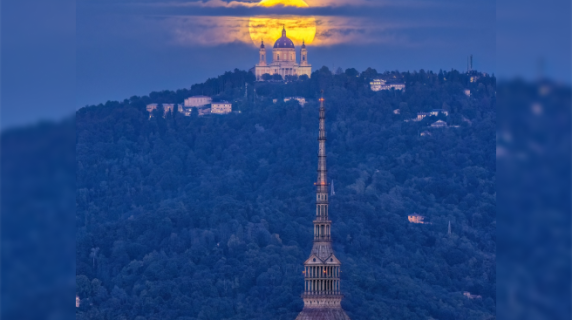 La Mole, Vittorio Emanuele II, Superga e la luna in un unico scatto, ecco come è stato realizzato dal fotografo Valerio Minato