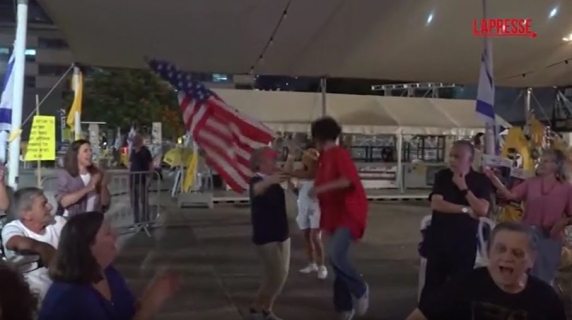 Tel Aviv, la festa delle famiglie degli ostaggi dopo l'annuncio dell'intesa tra Hamas e Israele
