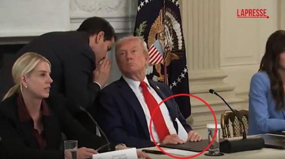 Il momento in cui Trump riceve un biglietto da Rubio e annuncia: «Vicini ad accordo in Medio Oriente»