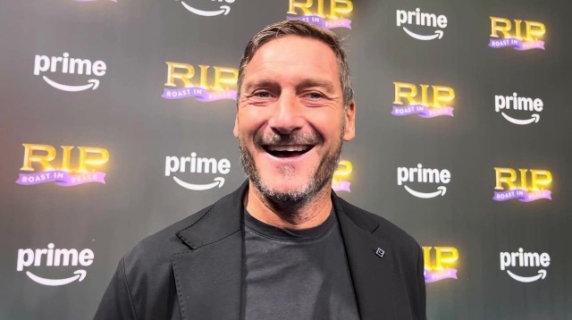 Francesco Totti «arrostito» nel comedy show in tv: «Il mio funerale? Catartico e simpatico»