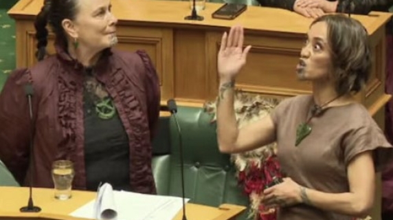 La neo-eletta deputata Maori eseguono l'haka in Parlamento: seduta sospesa in Nuova Zelanda
